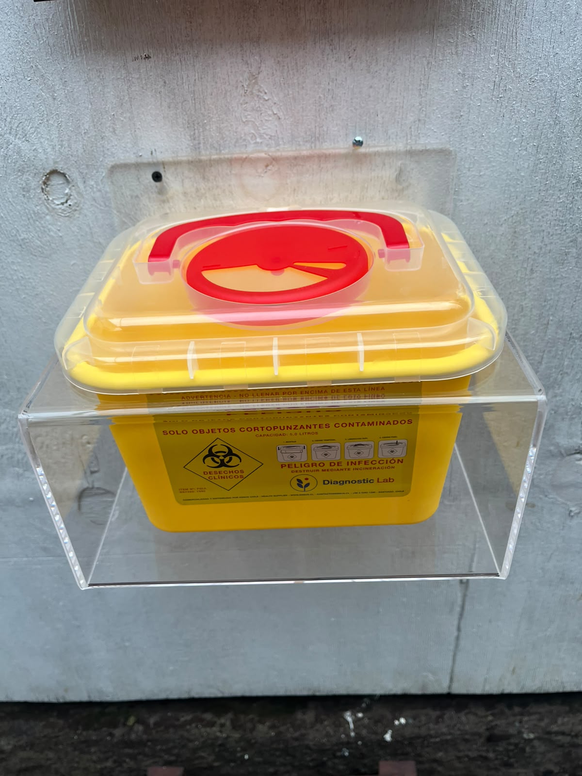 SOPORTE DE ACRÍLICO PARA CAJA CORTOPUNZANTE.5 LITROS - Imagen 3